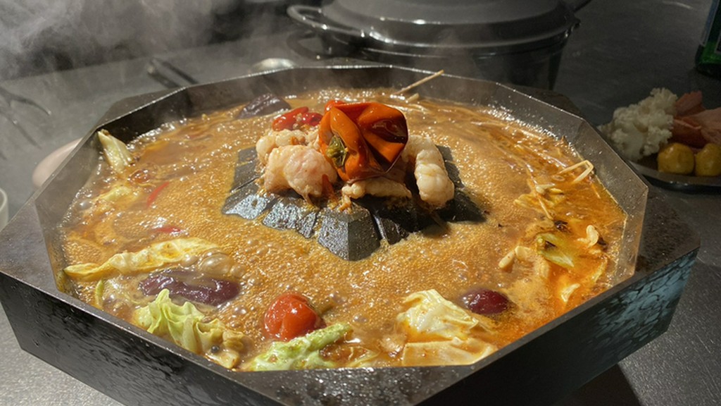 旨！辛！尾崎牛の牛骨スープをベースに18種のスパイスが効いた旨辛な「麻辣（マーラー）スープ」