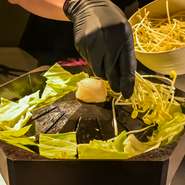 愛知県産のキャベツや長良川のきれいな水で育ったモヤシをジンギスカン鍋の周りに敷き詰めれば、肉の旨みと相まってそれぞれが主役級のおいしさに。牛骨スープを加えてつくる『ちゃんぽん』や『雑炊』も絶品です。