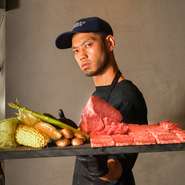 完全会員制の焼肉レストラン【WAGYUMAFIA】の新業態としてオープンしたこちらのお店。店長の高橋氏はその世界観を忠実に再現することを心がけ、調理やサービスの一つ一つに決して手を抜くことはありません。