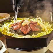 羊肉の代わりに幻の和牛・尾崎牛を使用する『ワギュジスカン』。熱伝導性に優れた専用鍋を使用して食材の旨みを存分に引き出しつつも、鍋から立ち上るのは水蒸気のみ。服や髪にニオイが残ることはありません。
