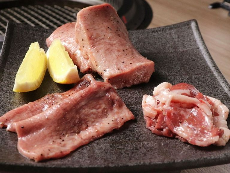 さまざまな食感が楽しめる『黒毛和牛タンの盛り合わせ』