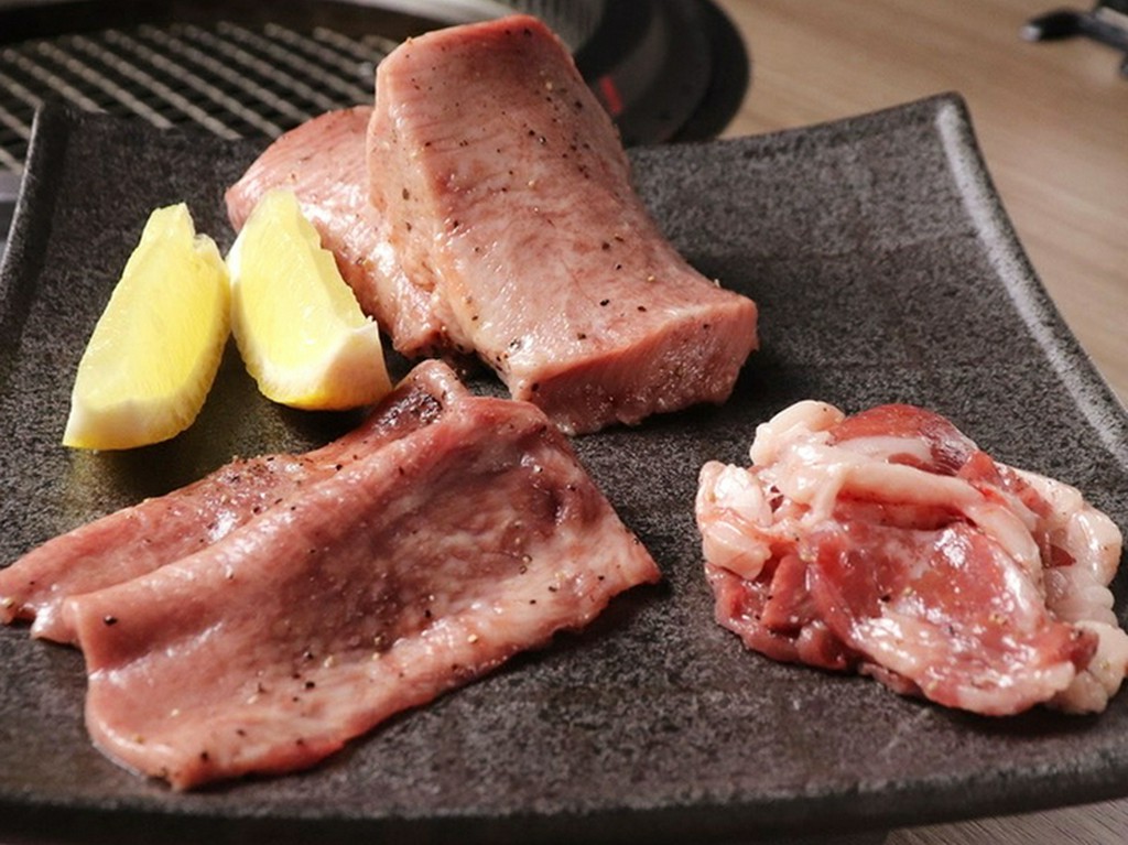 さまざまな食感が楽しめる『黒毛和牛タンの盛り合わせ』