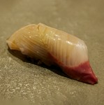 赤酢と白酢をネタによって使い分けたこだわりの握り寿司を10貫ご提供いたします。