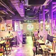 洗練された空間で「神戸牛」を食す贅沢を。非日常を演出してくれる店内は、全44席。衣服の匂い移りを気にする方のために排煙設備にも力を入れるなど、オシャレさだけでなく、実用性も大切にしています。