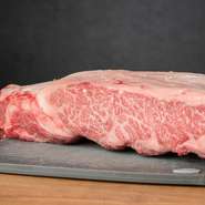 日本が世界に誇る和牛文化。その代表各である「神戸牛（神戸ビーフ）」をメイン食材としてセレクト。全国の厳選和牛も味わえます。厳選食材をリーズナブルにいただけるという点も、こちらのお店の魅力です。