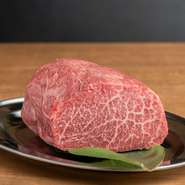 全国よりピックアップされた厳選和牛も注目。より手頃な価格帯で、日本の和牛文化を楽しめます。「山形牛」は、多くのゲストから支持を受ける人気メニュー。リーズナブルながらも満足度抜群です。