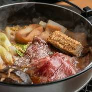 焼肉だけでなく、卓上コンロでのすき焼きも楽しめます。上質なお肉「神戸牛」を、日本ならではのスタイルで満喫する、贅沢な一時を過ごせます。