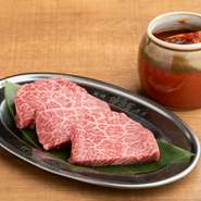 メインの「神戸牛」はもちろん、全国の厳選和牛や、鮮度抜群の和牛ホルモンも必見。オーナーのイチオシは「山形牛」の赤身肉。和牛の魅力を気軽に楽しめる、コストパフォーマンスに優れた逸品です。