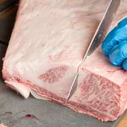 厳しい認定基準を満たしたお肉のみが、名乗ることを許される「神戸牛（神戸ビーフ）」。和牛文化の中心として、国内外の食通たちから熱い視線を向けられる「神戸牛」を、リーズナブルに楽しめます。