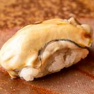 瀬戸内海の特徴的な魚介と全国の鮮魚を使用。魚を活かすためにシャリにもこだわり、【鮨哲】では敢えて新米が使われます。炊き方からこだわり、噛めば噛むほど米の甘みを満喫。