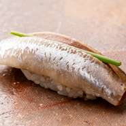 匠の技が織りなす一貫を楽しむことができます。シンプルでありながら繊細な味わいの江戸前寿司。季節ごとに変わるネタのバリエーションも魅力的で、常連客が多いのも頷けます。