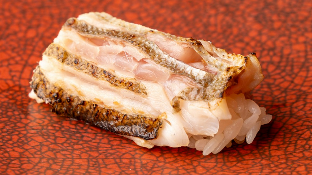 絶妙な炙り加減によって、細やかで大胆な味わいを追求『カマス』