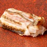 職人の手仕事で香ばしさが引き出され、とろける舌触りを感じられる一品。スダチの爽やかな酸味がアクセントとなっており、塩でも醤油でも好みの味でいただけます。