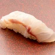 透明感のある白身を、職人によって絶妙な厚みでカット。高級魚たる所以の、その美しい輝きが一皿を彩ります。噛むたびに旨みが広がり、その豊かな味わいに感動。