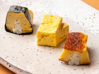 魚の出汁に甘めの味付けのだし巻き
和出汁と塩のみのだし巻き
白身魚のすり身を入れカステラのように焼き上げた江戸前寿司の卵焼き