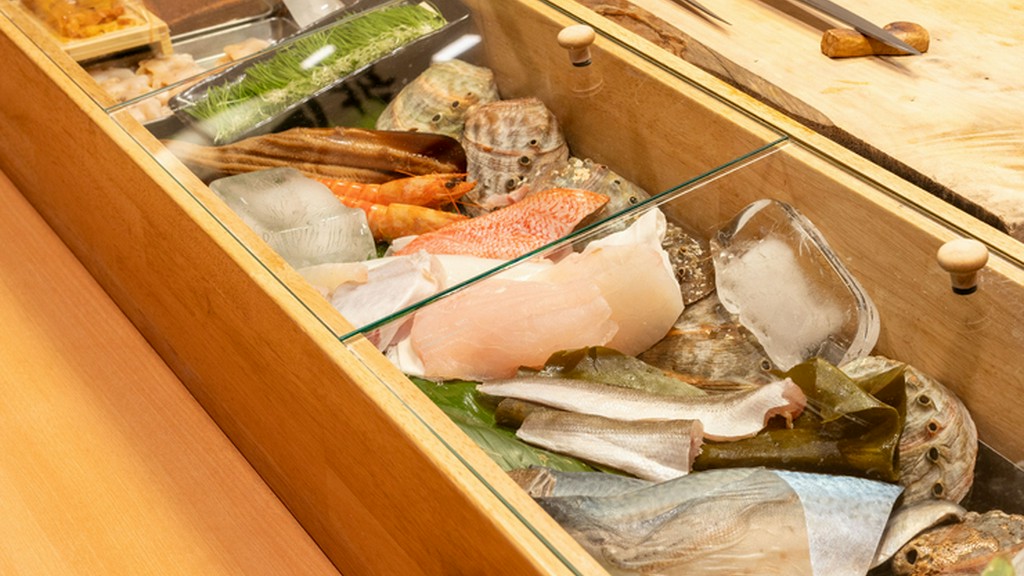天然の魚にこだわり、全国から直送、及び自ら市場に出向く