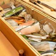 カウンター前のケースには、その日提供するネタが並びます。その鮮度と質の高さには定評があり、下処理から手を抜くことはありません。慎重かつ繊細な仕事ぶりで、素材本来のおいしさを引き出しています。