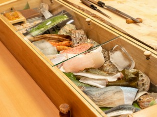 天然の魚にこだわり、全国から直送、及び自ら市場に出向く