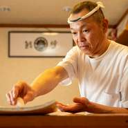 武田氏の寿司は準備から余念がありません。それは、武田氏のおもてなしの心から生まれるもの。おいしく食事をしてもらうことはもちろん、「また来たい」と思ってもらえる店であることを願います。