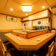 落ち着きがあり、初めての方もリラックスして過ごすことができる寿司店です。旬の海の幸を使用した寿司は、その日の仕入れによりメニューが変更。訪れるたびに新しい発見があります。