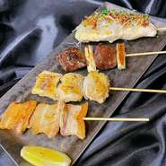 肉や海鮮など種類豊富な当店自慢の串メニュー！いろいろな種類のお肉が食べられる『肉串盛り』は人気の逸品です。一人でもみんなでシェアしてもOK。