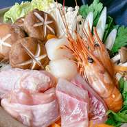 帆立や海老など選び抜いた旬の素材を贅沢に鍋に入れ、自慢の出汁でじっくりと煮込み上げた季節を問わずお楽しみいただける逸品です。二人前～ご注文いただけます。