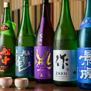 三重の作（ZAKU）、福島の写楽（寫樂）など、人気の銘柄から貴重な一本まで、厳選した日本酒を入荷しています。週替わりで新しいものが入るので毎週の楽しみにしてみては。山崎、白州などウイスキーも人気。
