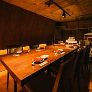 オープンキッチンや店内を見下ろす中二階にある個室は、6名～最大10名までの利用が可能です。落ち着いた雰囲気は、まるでVIPルームのよう。大切なゲストをもてなす接待や、お祝い、女子会などにもオススメです。
