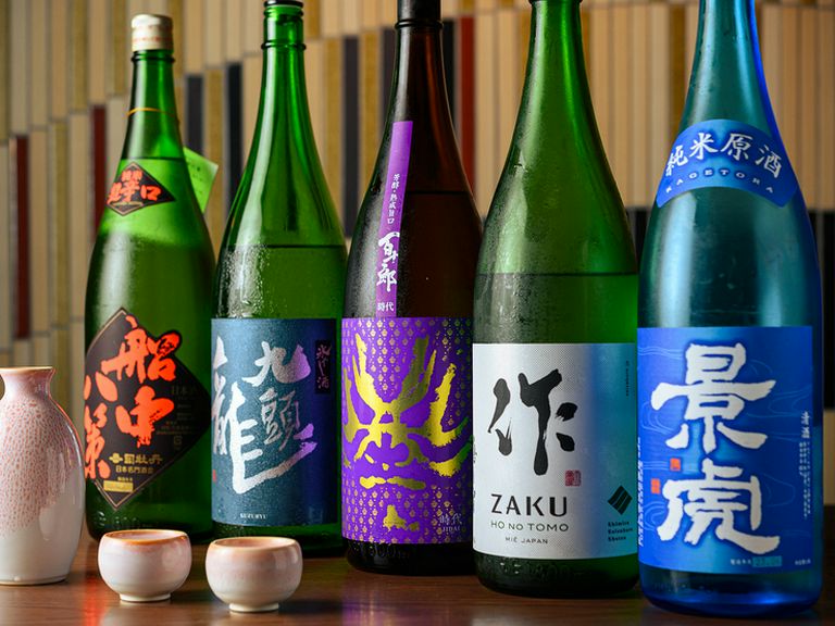 料理によく合う厳選日本酒を、常時30種ほど全国から取り揃え