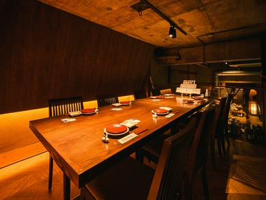 中二階の特別感のあるテーブル個室で、大人の集い