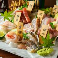 豊洲市場より入荷する新鮮な魚介類を、自家製「スダチの煎り酒」と「うに醤油」、それぞれの魚に合わせたこだわりの醤油でどうぞ。きっと新たな味わいに驚くはず。