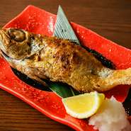 脂ののった「のどぐろ」は、希少価値の高い高級魚。そののどぐろを贅沢に炉端焼でいただきます。ほかにも銀ダラや金目鯛、牛肉や野菜串など、人気の味わいがずらり。どれも見逃せない逸品ばかりです。

