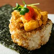 自家製うに醤油で、おにぎりを焼いて香ばしい焼きおにぎりに。そこにたっぷりの「うに」とぷちぷちとした食感も楽しい「とびっこ」をのせました。一つ一つ丁寧に手づくりする、料理人自慢の味わいです。
