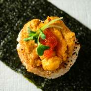 自家製うに醤油で、おにぎりを焼いて香ばしい焼きおにぎりに。そこにたっぷりの「うに」とぷちぷちとした食感も楽しい「とびっこ」をのせました。一つ一つ丁寧に手づくりする、料理人自慢の味わいです。
