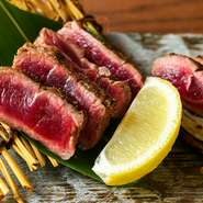 通常フライパンや鉄板で焼くステーキを、香ばしい炭火の炉端焼きで焼き上げます。自家製ステーキソースには「たまり醤油」や三温糖を使い、濃厚だけど優しい味わいに。お好みでレモンや柚子胡椒をつけてどうぞ。

