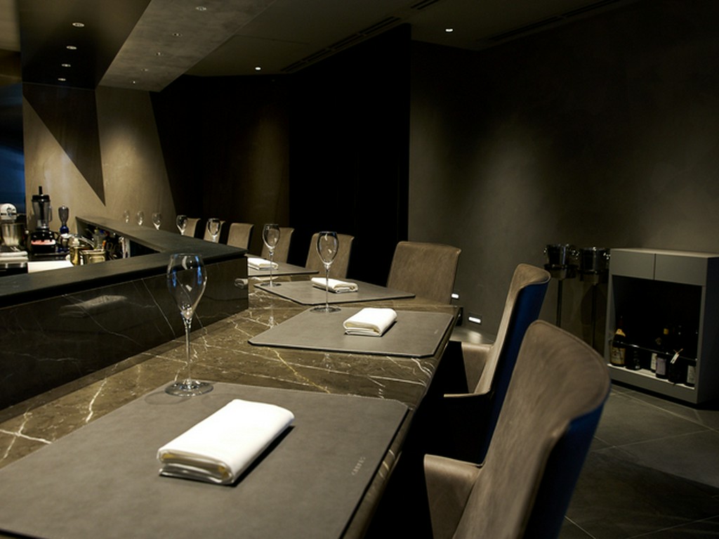 できあがるまでワクワク、シェフとの会話も楽しめるカウンター席