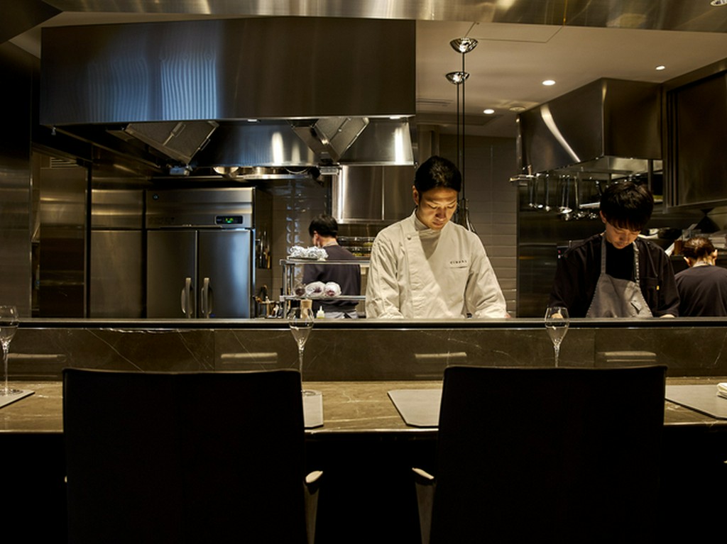 「ジョージ」の世界観を反映したスタイリッシュな店内