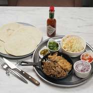 コースで人気のタコスパーティープレート。こだわりのスパイシーポーク＆チキンをお好みのトッピングで。