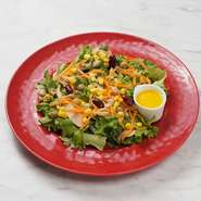 新鮮なお野菜と自家製のラペやマリネを使用したボリュームたっぷりのサラダ。自家製人参ドレッシングでどうぞ！