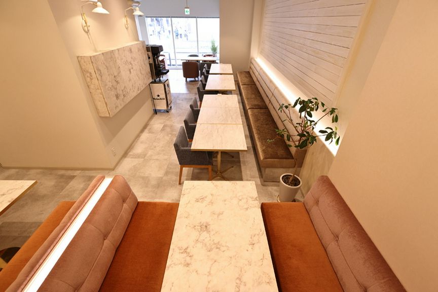 横並びのお席で25名様程度までご案内できます。