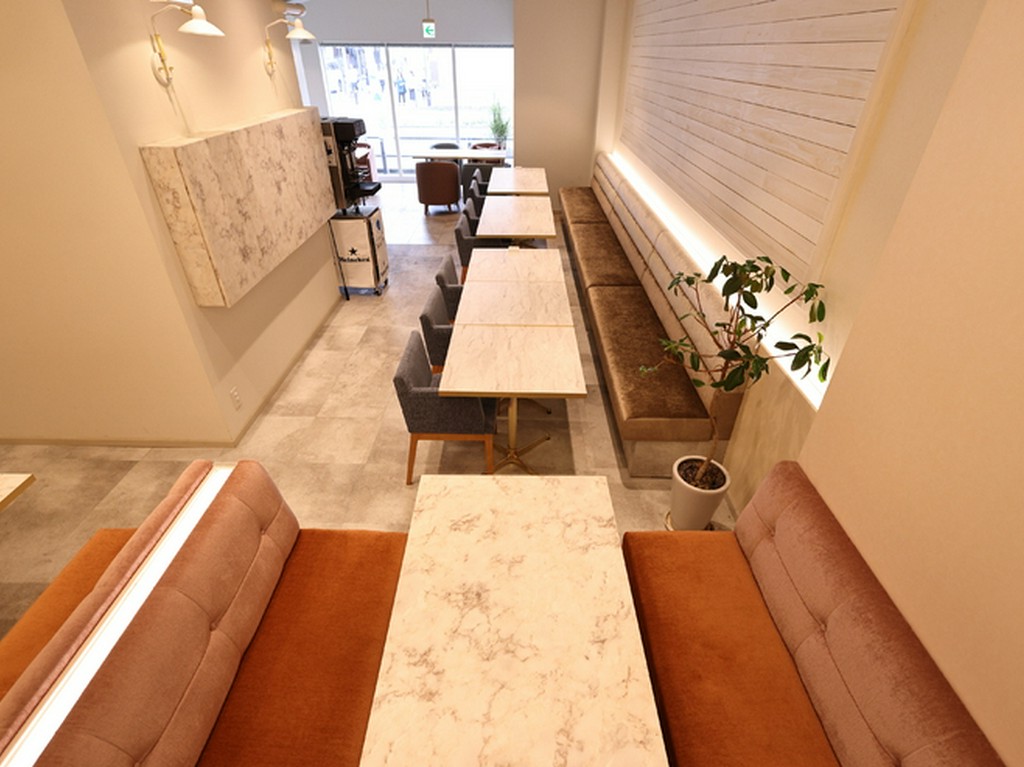 横並びのお席で25名様程度までご案内できます。