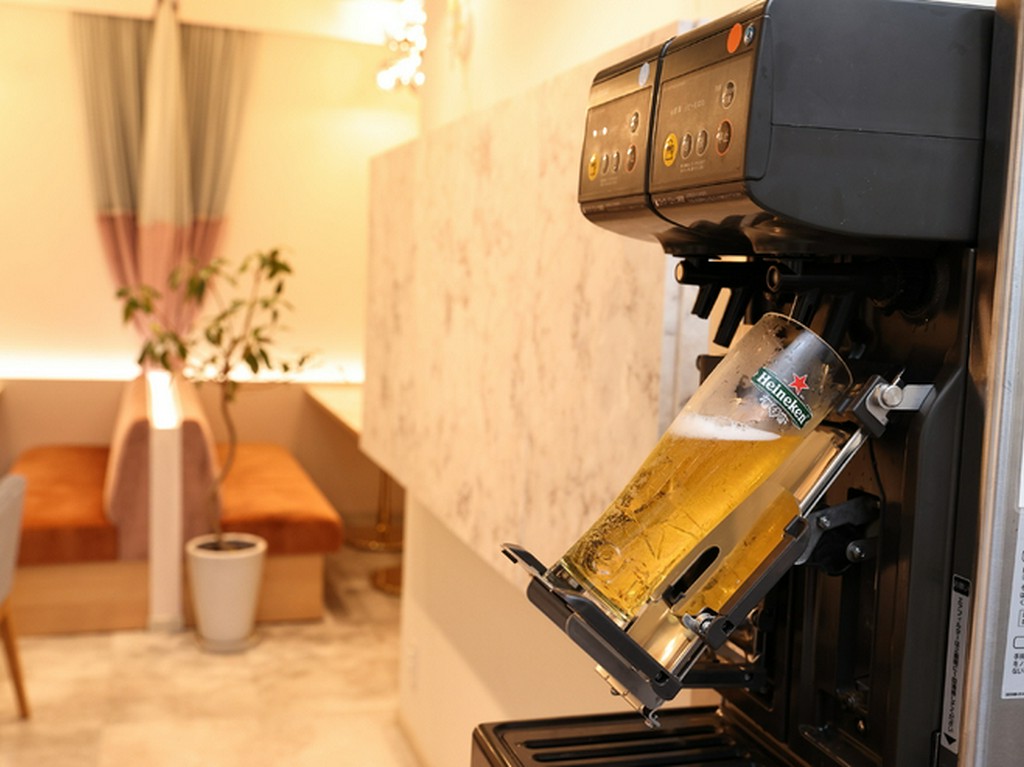 ビールの自動サーバーや豊富なカクテルメニューで飲み放題も充実