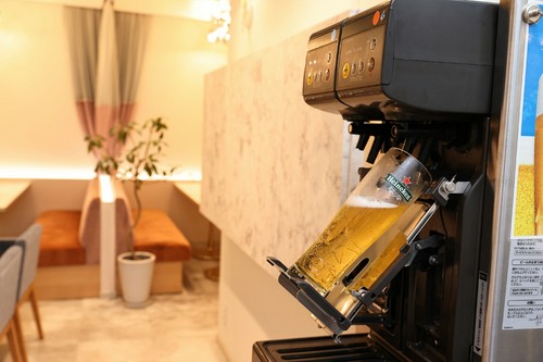 ビールの自動サーバーや豊富なカクテルメニューで飲み放題も充実