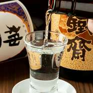 延宝五年創業の蔵元「山本本家」の日本酒を味わえることも見どころ。人気の蔵出しの生原酒をはじめ、蔵元直送の酒×旨い鶏とのコラボレーションを満喫できます。