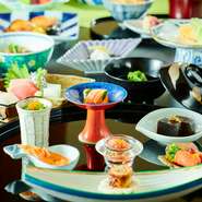 「料理はもちろん、お酒も心ゆくまで飲みたい」という方には、日本酒も含めて全種類のドリンクを飲み放題で楽しめる120分（L.O.90分）贅沢飲み放題プランがオススメ。すべてのコースにつけることができます。