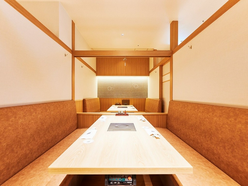 人数に合わせて最大14名まで利用できる半個室を完備
