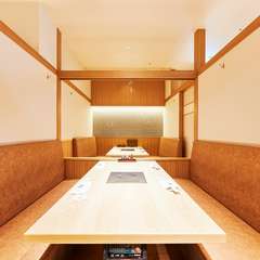 人数に合わせて最大14名まで利用できる半個室を完備