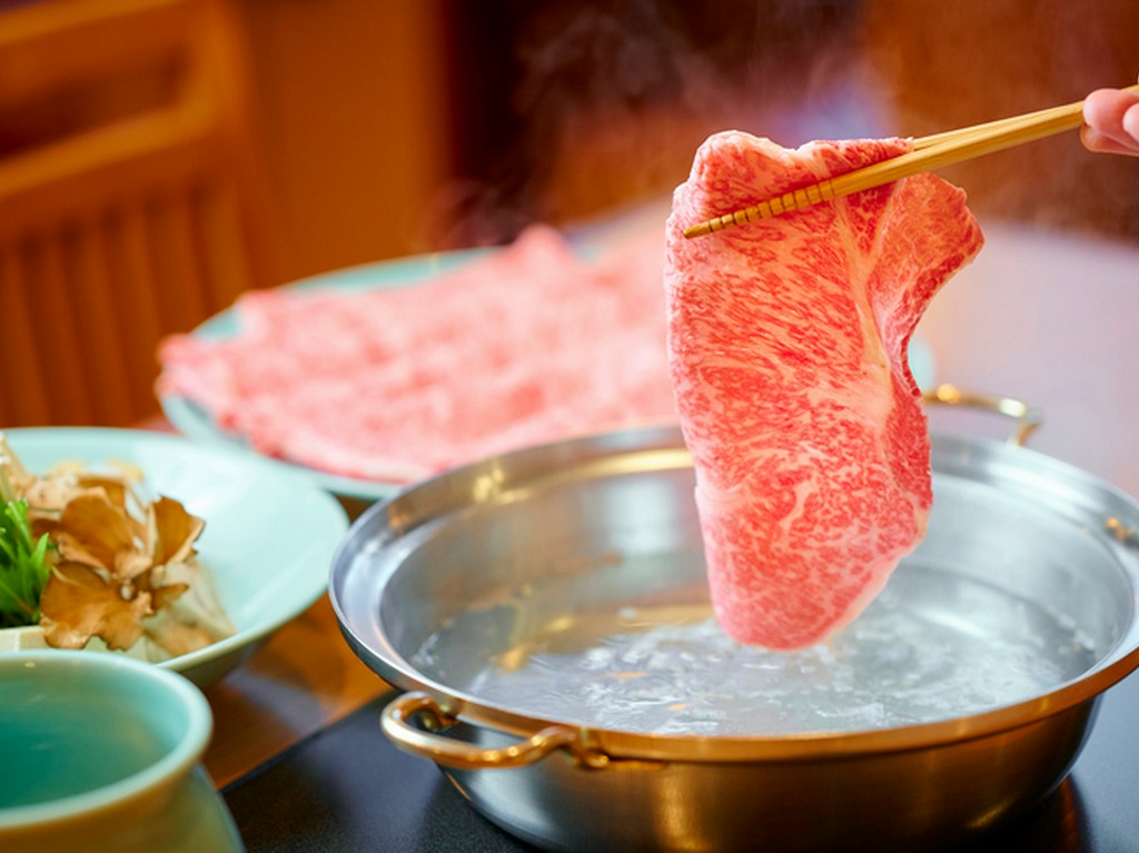 厳選肉を囲んで、宴席の盛り上がりも最高潮に
