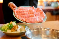 日本三大和牛の一つ、神戸牛の取り扱いを始めました。世界的にも有名な牛肉で、きめ細かな霜降りで、その旨味は一度食べたら忘れられません。近江牛も取り扱いしておりますので、併せてご賞味ください。