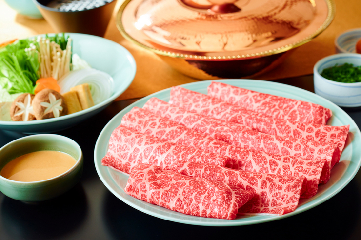 Tiga jenis Sirloin Daging Sapi Sapi Hitam Jepang, Sukiyaki sepuasnya, dan keramahan Shabu Zen
